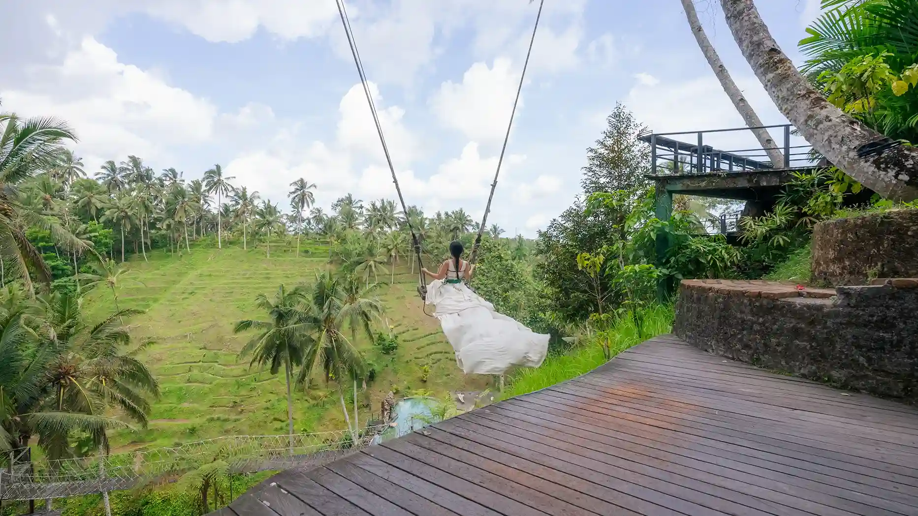 Couple walking the Tegallalang rice terraces