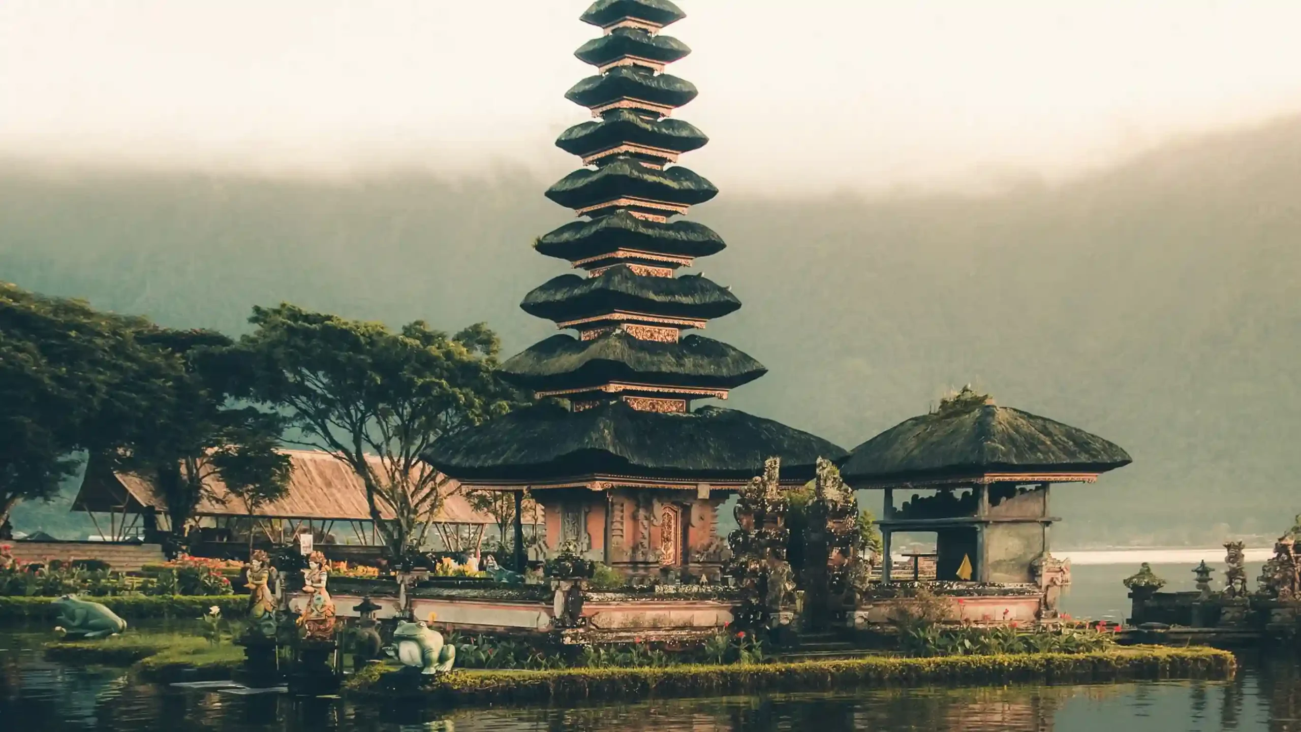 Tempat Liburan di Bali Yang Lagi Hits | Pura Ulun Danu
